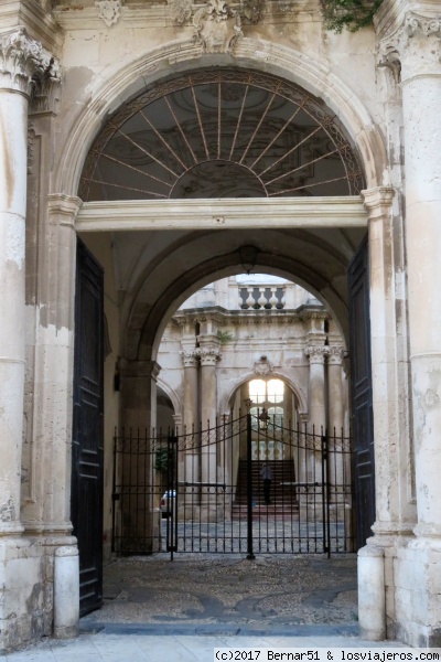 Patio de Ayuntamiento
Es la foto de la entrada del Palazzo Senatoriale, sede del ayuntamiento , construido por el arquitecto español, en 1629, Justo Vermeixo.
