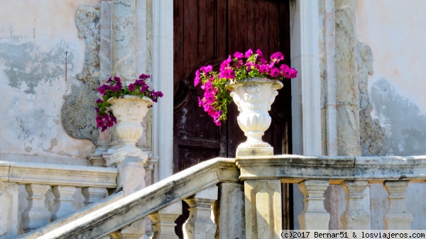 Taormina
Un detalle de gusto en una balustrada de unas escaleras en Taormina
