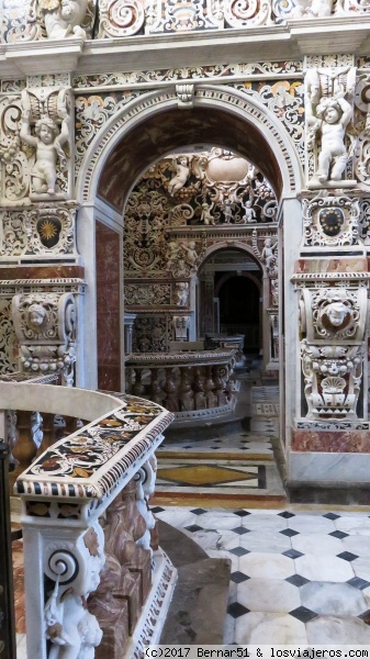 Pasillo de las Capillas laterales de la Chiesa di Gesù
La fachada es sencilla y no refleja lo que es el interior. En alguna guía he leído que el interior  es una tormenta barroca, yo creo que se queda corta , es algo inimaginable en la que toda ella es un derroche de detalles , ostentación se podía decir, con una decoración marmórea desmesurada.
