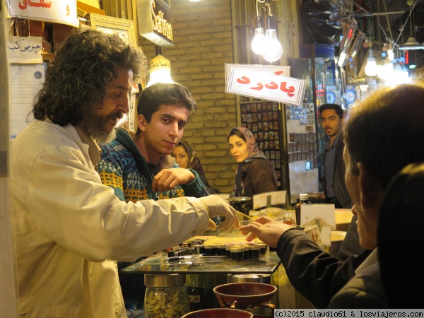 Bazar de Isfahan
cae la noche en el bazar de Isfahan, la gente esta comprando alguna pocion para alguna molestia, pidiendo un consejo al medico? vaya uno a saber
