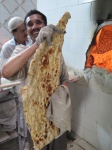 Nan el pan irani saliendo del horno, Shiraz