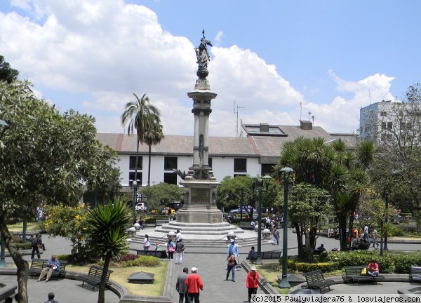 Plaza Independencia o Grande de Quito
Es una plaza histórica de la ciudad de Quito , ubicada en el corazón del casco antiguo de la ciudad , símbolo del poder ejecutivo de la nación. Su característica principal es el monumento dedicado a los próceres de la independencia del 10 de agosto de 1809
