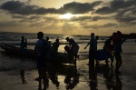 LLEGADA DE LOS PESCADORES AL ATARDECER