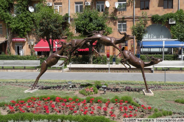 Los ciervos en Ereván
Los ciervos en Ereván. Es una escultura muy rara. Me parece que aquí muestra sólo un ciervo en diferentes fases del salto.
