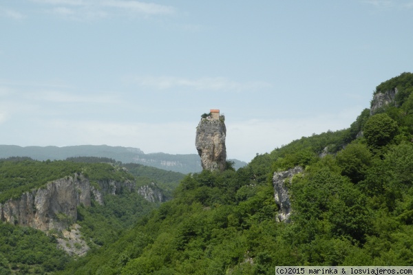 Pilar de Katskhi
Pilar de Katskhi. Es una iglecia que está situala en la cumbre de un monolito de caliza cuya altura es 40 m.
