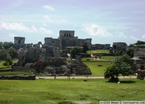 Las ruinas Mayas de Tulúm
Tulúm ha sido el ultimo recinto arqueológico abandonado por el pueblo Maya, el lugar es paradisíaco los monumentos están situados la mejor playa de la Riviera Maya.
