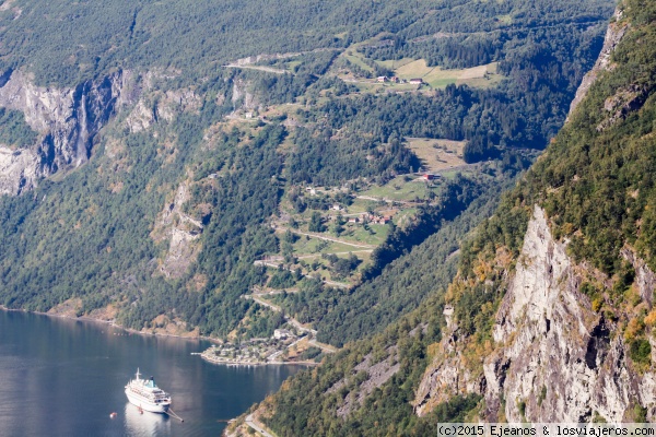 Carretera de las aguilas  en el Fiordo Geirangerfjord
Carretera de las aguilas  en el Fiordo Geirangerfjord
