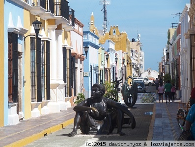 CALLE 57 CAMPECHE
Foto de la calle 57 de Campeche. Es una calle peatonal con objetos artísticos.
