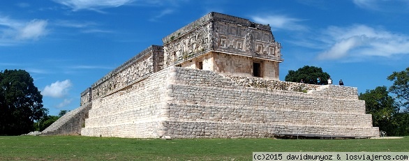 PALACIO GOBERNADOR UXMAL
La foto es del palacio del gobernador, en las ruinas de Uxmal.
