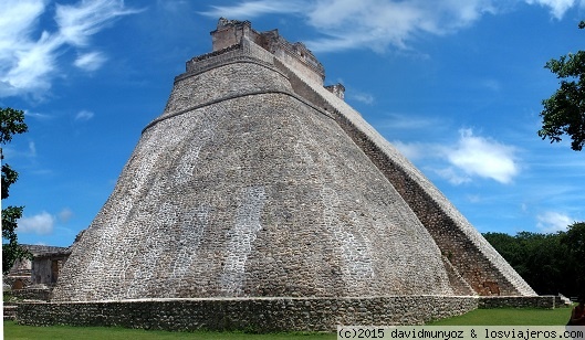 PIRAMIDE DEL ADIVINO UXMAL
La foto es de la Pirámide del Adivino, en la zona arqueológica de Uxmal.
