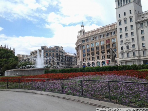 Plaza de Catalunya
La Plaza de Catalunya, con sus fuentes y rodeada de edificios, es un lugar obligado para visitar por los turistas al arribar a Barcelona, España.
