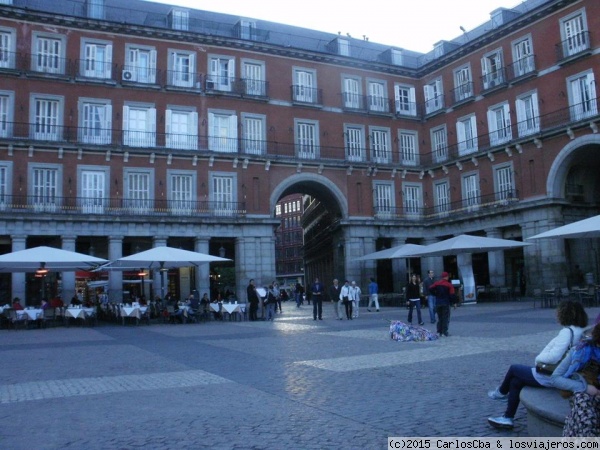 Plaza Mayor
La Plaza Mayor está ubicada en el centro histórico de Madrid, a un par de cuadras de la Puerta del Sol. Fue construida en 1617 e inaugurada dos años más tarde.

