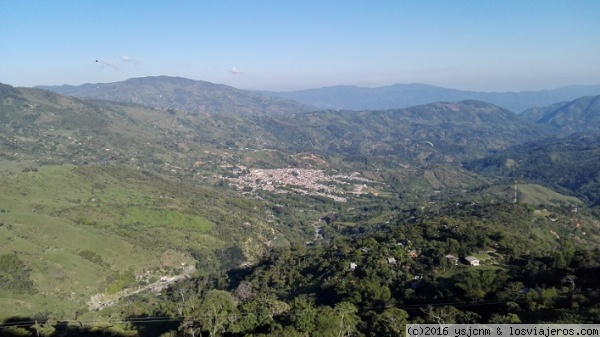 Cocorná - Clavado en la montaña
Cocorná es un municipio al oriente de Medellín clavado en la montaña como puede verse en la foto. Es rico en aguas. Tiene una cascada que baja desde la montaña y atraviesa todo el municipio. Se practica parapente dadas las excelentes condiciones de vuelo en la zona.
