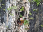 Casa entre las rocas en Halong Bay