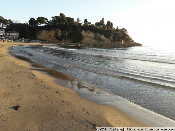 Ulcinj
Es parte de Mala playa / Playa pequena 
La longitud de la playa es 300m
