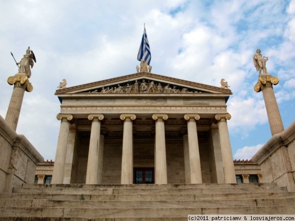 La Academia de Atenas
La Academia de Atenas.
La Academia de Atenas o Academia platónica fue una escuela filosófica fundada por Platón cerca 388 a.C.1 en los jardines de Academo y clausurada por el emperador Justiniano, después de haber sido idealmente refundada, en el año 529. Dedicada a investigar y a profundizar en el conocimiento, en ella se desarrolló todo el trabajo matemático de la época y se desarrolló la teoría heliocéntrica. También se enseñó medicina, retórica o astronomía. Sin embargo, su inclinación por los estudios matemáticos, le llevó a poner en el frontispicio de la Academia, la siguiente inscripción: 