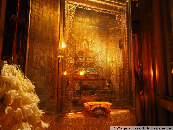 Botahtaung Pagoda
La pagoda de Botahtaung a orillas del río, en el centro de Yangón es uno de los templos más venerados de la ciudad. La pagoda dorada de 40 metros de alto consagra una reliquia sagrada de Buda.
