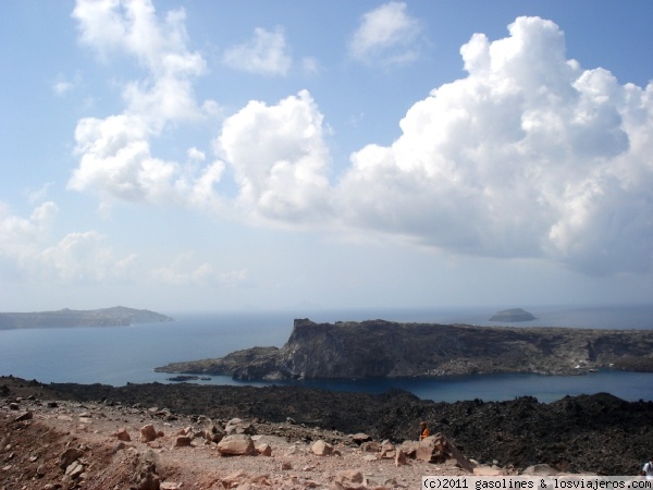 El volcan de Santorini
Esta foto está sacada desde la isla volcanica de Nea Kameni, desde donde se ve la otra isla volcanica, de menor tamaño, llamada Palea Kameni
