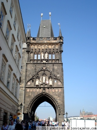 La torre del puente de Carlos IV de Praga
Torre de entrada al puente de Carlos IV desde la ciudad vieja
