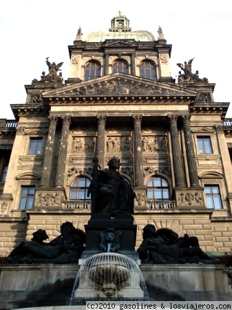 Museo nacional de Praga
Vista del museo nacional de Praga desde la fuente que hay antes de las escalinatas
