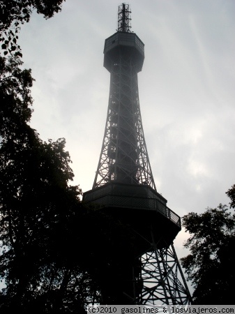 La pequeña torre Eiffel de Praga
Pequeña replica (60 metros) de la torre Eiffel, situada en el precioso parque de Petrin.  Desgraciadamente el dia salió lluvioso.
