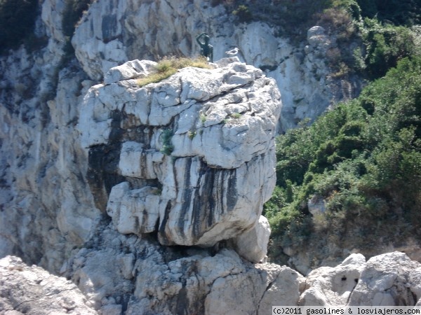 Bienvenidos a Capri
Estatua sobre una de las rocas de Capri, que parece dar la bienvenida a los ferrys de visitantes

