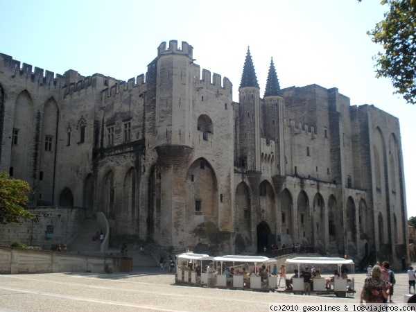 Palacio papal de Avignon
Espectacular fachada de la fortaleza-palacio papal de Avignon
