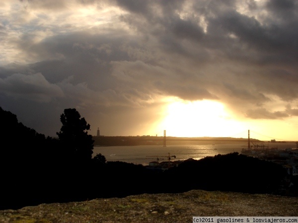 Atardecer sobre el Tajo en Lisboa
Atardecer sobre el tajo desde un mirador cercano al castillo de San Jorge
