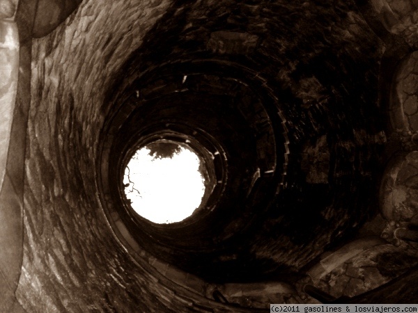 En el fondo del pozo de la Quinta de Regaleira de Sintra
Una de esas cuevas subterraneas de la Quinta da Regaleira desembocada en el fondo de un pozo, desde el cual se subia por unas escaleras.
