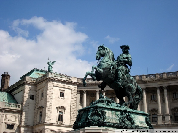 Estatua en Heldenplatz en Viena
Estatua ecuestre situada en los jardines de Heldenplatz, frente al palacio de Hofburg

