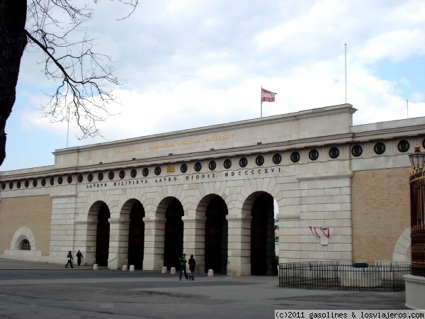 Entrada al Palacio Hofburg de Viena
Arco de triunfo que se usaba para acceder al complejo de Hofburg, atravesando Heldenplatz
