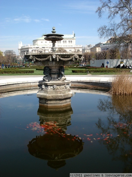 Fuente de Parque de Volksgarten en Viena
Fuente situada en el parque de Volksgarten, cerca del palacio de Hofburg
