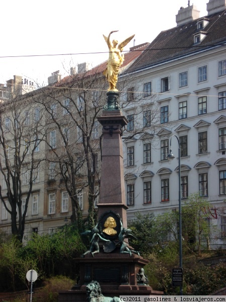 Estatua de Liebenberg de Viena
Situada frente al edificio principal de la universida de Viena, esta estatua esta dedicada a Liebenberg, famoso alcalde que luchó contra el asedio turco en 1683
