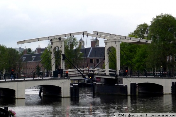 Brug Magere, el puente elevadizo de Amsterdam
Amsterdam posee en sus canales varios puentes elevadizos que dejan pasar a barcos que recorren sus canales.  Situado sobre el rio Amstel, el Brug Magere es el más famoso de Amsterdam
