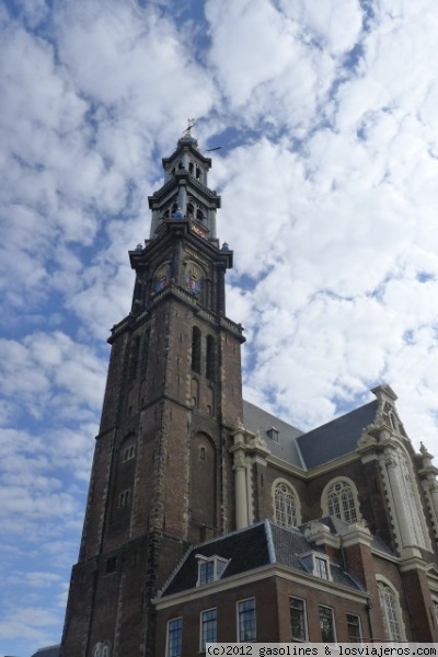 La iglesia de Westerkerk en Amsterdam
Westerkerk, la iglesia del este, es una preciosa iglesia barroca que hay a la entrada del barrio de Jordaan y que tiene la torre más alta de Amsterdam de 85 metros.  En ella se encuentra la tumba de Rembrandt.
