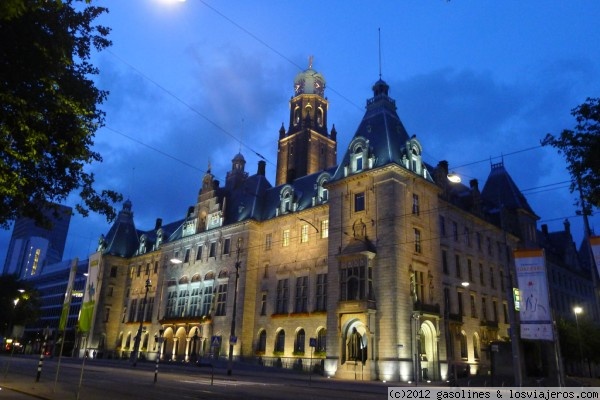 El Ayuntamiento de Rotterdam
Construido en el s. XX, fue uno de los pocos edificios que sobrevivieron a los bombardeos de la segunda guerra mundial
