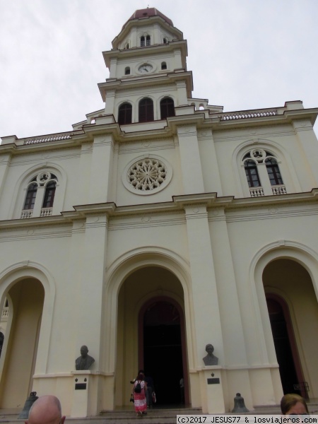 Basílica Santuario Nacional de Nuestra Señora de la Caridad del Cobre
En esta foto vemos la entrada la Basílica. Es un Basílica menor de la Iglesia católica dedicada a la Santísima Virgen María que se encuentra en Santiago de Cuba, en el país caribeño e insular de Cuba. Fue construida en 1926 en el pueblo de El Cobre cerca de 12 millas al oeste de Santiago de Cuba.
