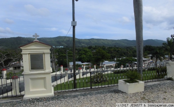 TERRAZA CON MIRADOR
Se trata de una terraza que esta a las afueras de la Basílica Santuario Nacional de Nuestra Señora de la Caridad del Cobre, y al tener un especie de mirador es dónde podemos ver un paisaje bonito y verde.
