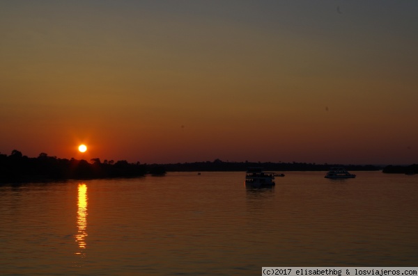 sunset cruise
Crucero al atardecer por el río Zambeze
