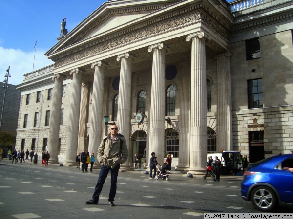 Casa Correos de Dublin
Junto a la Casa Correos esta el monumento más alto del mundo, The Spire, una aguja de metal de casi 100 metros de altura.
