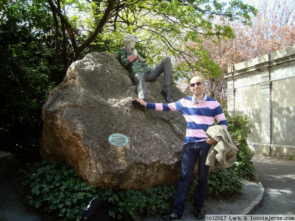 Monumento a Oscar Wilde
En uno de sus verdes parque encontramos esta colorida estatua del genial escritor.
