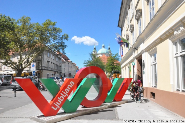 Eslovenia Ljubljana Oficina Turismo
Escultura de letras al lado de la puerta de la oficina de turismo de Ljubljana.
