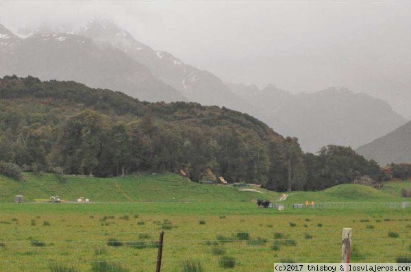 073_GlenorchyBeornHut
Glenorchy. Al fondo podéis ver una especie de cabaña de madera, y algún que otro árbol falso. Se trata del rodaje del Hobbit, y creemos que será la cabaña de Beorn
