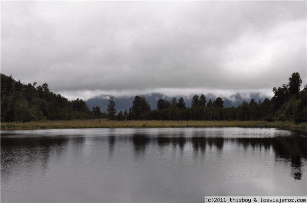 Nueva Zelanda - Lake Matheson
Se supone que este lago reflejaba las montañas de detrás (entre ellas el famoso Mt. Cook) como si fuera un espejo. Pero el viento y las densas nubes impedían ver nada.
