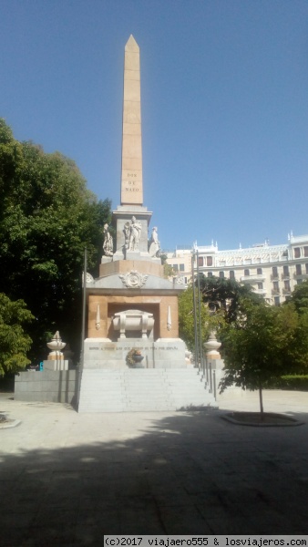 Monumento del dos de Mayo
Monumento del dos de Mayo por los Caídos por España situado en Madrid entre la plaza de la Lealtad, la Fuente de Neptuno y el Paseo del Prado
