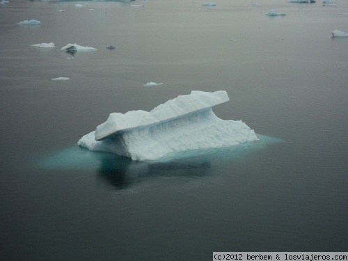 Iceberg
Iceberg en la bahia de Tassiusaq, Groenlandia.
