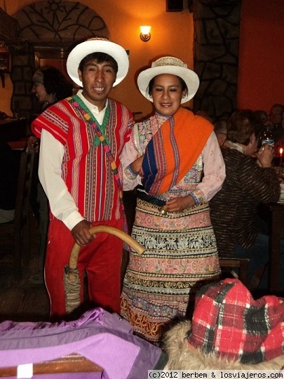 Traje tipico en Chivay
Pareja de danzantes en un restaurante de Chivay vestidos con trajes tipicos, Peru.
