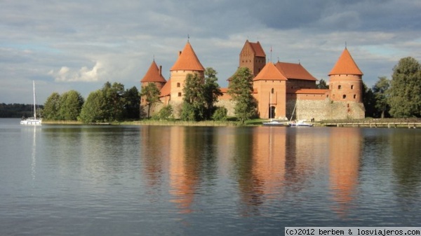 Castillo de Trakai
Castillo de la localidad de Trakei, en Lituania, construido sobre una isla y accesible a través de una pasarela d emadera sobre el lago.
