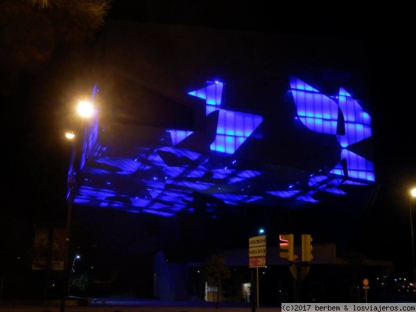 Edificio Caixa Forum Zaragoza
Edificio Caixa Forum de Zaragoza iluminado de noche
