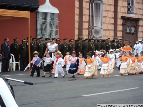 Trajes tipicos en Trujillo
Desfile dominical en Trujillo con trajes tipicos, Peru.

